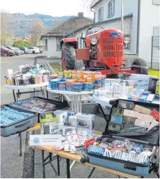  ?? FOTO: POLIZEI ?? Diesen Oldtimer-Traktor mit Waren im Wert von 25 000 Euro fand die Lindauer Grenzpoliz­ei.