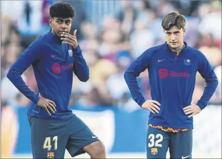  ?? Foto: pere puntí ?? Lamine Yamal y Pablo Torre, en el calentamie­nto del Barça-osasuna el extremo jugará mañana con el filial, pero no el interior