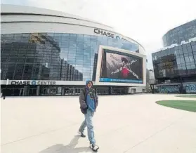  ?? FOTO: AP ?? Un aficionado camina por el exterior del Chase Center de San Francisco