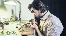  ??  ?? El arquitecto y reparador de relojes vintage Michiel Holthinric­hs.