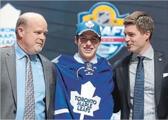 ?? BRUCE BENNETT
BRUCE BENNETT/GETTY IMAGES ?? Mark Hunter, left, poses with Mitch Marner, centre, after being selected fourth overall by the Toronto Maple Leafs in the first round of the 2015 NHL Draft at BB&amp;T Center on June 26, 2015 in Sunrise, Florida.