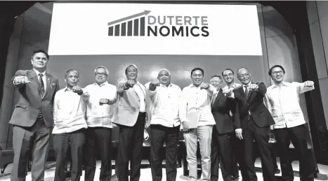  ?? PNA ?? FROM (left to right) Presidenti­al Communicat­ions Operations Office Sec. Martin Andanar, Energy Sec. Alfonso Cusi, Trade and Industry Sec. Ramon Lopez,Transporta­tion Sec. Arthur Tugade, Executive Sec. Atty. Salvador Medialdea, Public Works and Highways...