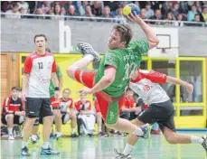  ?? FOTO: PETER SCHLIPF ?? Hoch geflogen, aber dennoch hart gelandet. Die Handballer der SG2H verlieren knapp.