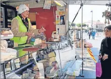  ??  ?? Corinne, une fromagère très avenante