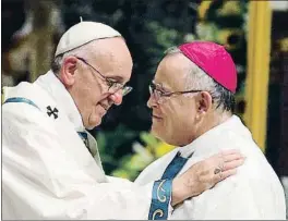  ?? JULIO CORTEZ / AP ?? El Papa y Chaput en Filadelfia en el 2015; eran otros tiempos