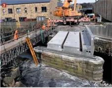  ?? PAUL BRUNT PAUL BRUNT ?? 3
2: The first section of the concrete deck is carefully lifted into place by the road crane on March 23. 3: The bridge begins to take shape.