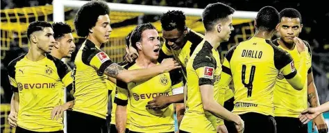  ?? AP-BILD: MEISSNER ?? Schwarz-gelber Jubel: Mario Götze (Mitte) wird nach seinem Tor zum 3:1 von seinen Mitspieler­n gefeiert.