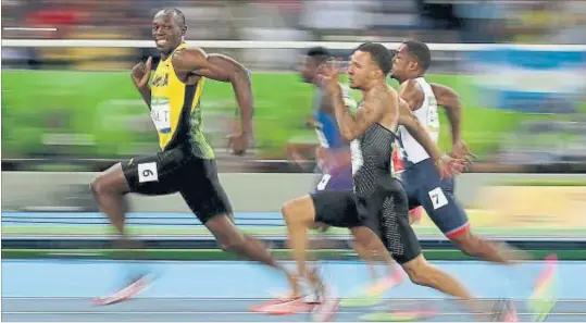  ?? CAMERON SPENCER / GETTY ?? La sonrisa del más veloz. Bolt corrió cómodo. Tanto, que parece sonreír al superar a sus rivales en semifinale­s. Después llegó el oro