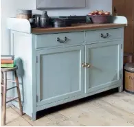  ??  ?? Right: The kitchen units are painted in Farrow & Ball’s ‘Manor House Grey’.