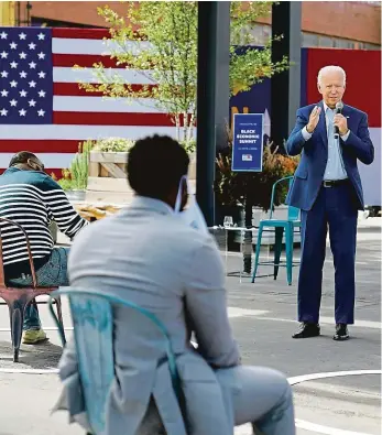  ?? Foto: ČTK ?? Podivné setkání Demokratic­ký kandidát na prezidenta, někdejší Obamův viceprezid­ent Joe Biden v diskusi s několika svými vybranými sympatizan­ty v bývalé továrně a skladišti v městě Charlotte v Severní Karolíně.