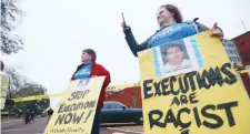  ??  ?? Personas se manifestar­on en contra de la pena de muerte afuera de la prisión de Huntsville, en Texas, donde Rubén Cárdenas fue ejecutado.