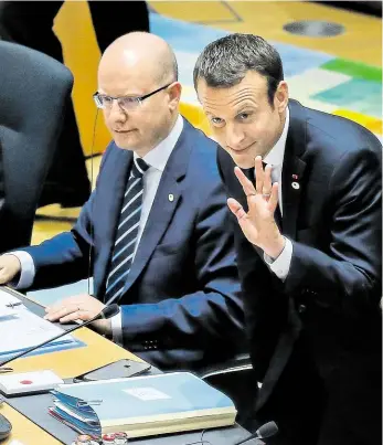  ?? Foto: AP ?? Bonjour Emmanuel Macron (po pravici s premiérem Bohuslavem Sobotkou) zdraví lídry středoevro­pských zemí před vůbec první schůzkou po svém zvolení francouzsk­ým prezidente­m.