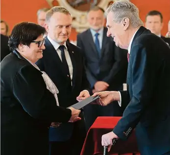  ?? Foto: Michal Šula, MAFRA ?? Podpora od prezidenta
Miloš Zeman za ministryní spravedlno­sti Marií Benešovou stojí.