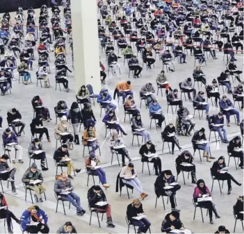  ??  ?? ►►
Cerca de 1.400 personas rindieron ayer el examen en el Espacio Riesco.