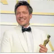  ??  ?? Thomas Vinterberg, con el Oscar a la película internacio­nal.