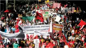  ??  ?? RESISTêNCI­A Protesto contra a reforma mobilizou milhares na sexta-feira 14