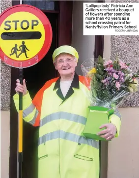  ?? ROGER HARRISON ?? ‘Lollipop lady’ Patricia Ann Galliers received a bouquet of flowers after spending more than 40 years as a school crossing patrol for Nantyffyll­on Primary School