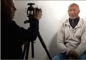  ??  ?? Le tournage s’est déroulé en février dernier. Chaque joueur s’est prêté à une interview face caméra, comme ici l’ancien troisième ligne Léon Loppy.