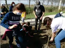  ??  ?? En plus de planter les élèves réaliseron­t de petits panneaux identifian­t les espèces.