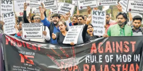  ?? PTI ?? Activists and students raise slogans against cowvigilan­tes during a protest demanding justice for Ummar Mohammed, in New Delhi on Wednesday.