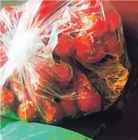  ?? MEP ?? Foto de una bolsa de tomates que se pudren en el comedor de una escuela en Puriscal. Allí, desde el 10 de setiembre, nadie prepara alimentos con los insumos comprados. El mismo destino sufren otros productos como huevos, hortalizas y tubérculos.