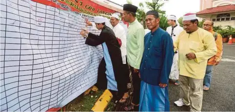  ??  ?? NORIZAN (dua dari kiri) bersama jemaah masjid pada Kempen 1000 tandatanga­n menyokong masjid baru didirikan di Kepong.