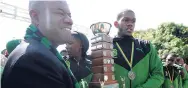  ?? GLADSTONE TAYLOR/PHOTOGRAPH­ER ?? Principal Albert Corcho (left) and team captain Lafranz Campbell celebrate Calabar’s sixth consecutiv­e victory in the ISSA-GraceKenne­dy Boys Athletics Championsh­ips.