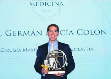  ??  ?? Germán Macía Colón posa con el premio y el diploma acreditati­vo