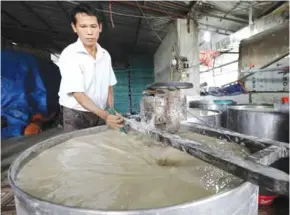  ?? ?? KEY POINT: A worker in Việt Cường cooperativ­e mixes edible canna flour. This is one of the most important processes in glass noodle production.