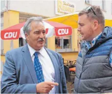  ?? FOTO: BRUNO JUNGWIRTH ?? Der CDU-Bundestags­kandidat Josef Rief im Gespräch an einem Wahlstand in Riedlingen.