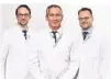  ??  ?? Das chirurgisc­he Team am Darmzentru­m St. Martinus-Krankenhau­s Düsseldorf (v. l): Dr. Cédric Demtröder, Chefarzt Dmitrij Dajchin und Dr. Peter Kirchmeyer