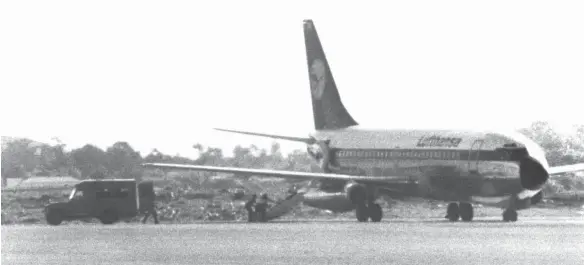  ?? FOTO: DPA;UPI ?? Das am 13. Oktober 1977 entführte Flugzeug „Landshut“nach der Landung in Mogadischu (Somalia). Am 18. Oktober stürmte die GSG-9 die Maschine und befreite die Geiseln. Der Staat hatte sich vom Terror der RAF und seinen Komplizen nicht erpressen lassen.