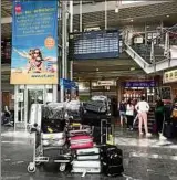  ??  ?? Passagiere und Gepäck aus der notgelande­ten Maschine stehen im Terminal. Foto: Kai Mudra