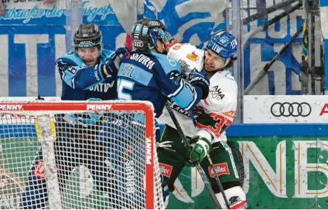  ?? Foto: Johannes Traub ?? Die Augsburger Panther (rechts Terry Broadhurst) waren auch gegen Ingolstadt (Marko Friedrich links und Leon Hüttl) klar unterlegen.