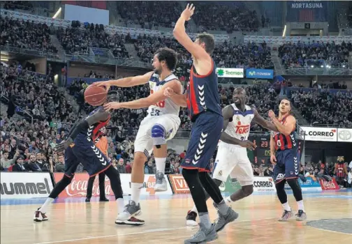  ??  ?? LLULL JUGÓ. El base era duda por unas molestias en la rodilla iquierda, pero al final estuvó en el parqué. No fue un referente esta vez.