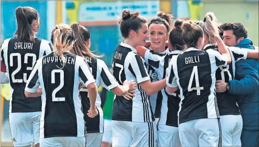 ??  ?? DOMINADORA­S. Las jugadoras del Juventus Women celebran un gol. Las bianconeri están cerca de alzar su primer Scudetto en su primer año.