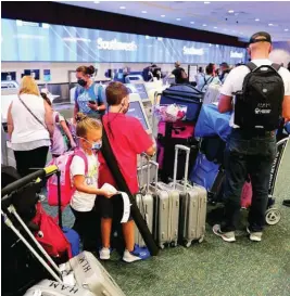  ?? REUTERS ?? Un grupo de pasajeros se prepara para coger un vuelo en Orlando