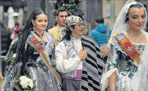  ?? LADANIEL GARCIA-SALA ?? La líder de Compromís, Mónica Oltra, ataviada de fallera, desfilando ayer por las calles de Valencia