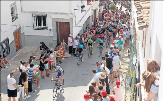  ??  ?? FIESTA EN VALDEPEÑAS DE JAÉN. Como aperitivo de La Pandera, la Vuelta pasó por las duras rampas de El Chaparral, en plena Feria del Cristo de Chircales.