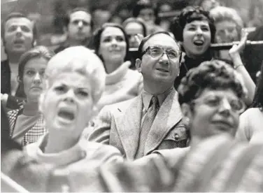  ?? John Sotomayor / New York Times 1969 ?? Neil Simon (center), shown at New York’s Madison Square Garden in 1969, wrote critically and commercial­ly successful Broadway comedies for decades, and many of his plays were adapted into hit movies.