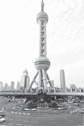  ??  ?? The Lujiazui area in Pudong has been spruced up with floral displays for the upcoming National Day holiday. — Jiang Xiaowei