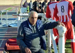  ??  ?? Mauro Lanza in una recente immagine ai bordi di campo, il luogo da sempre preferito