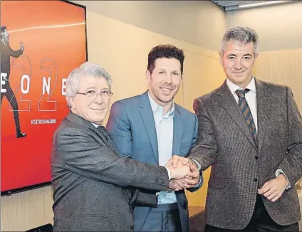  ?? FOTO: EFE ?? Diego Simeone, con Enrique Cerezo y Miguel Ángel Gil después de firmar la ampliación hasta 2022