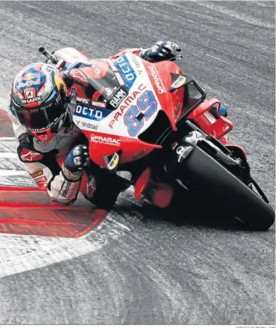  ?? CHRISTIAN BRUNA / EFE ?? Jorge Martín, podio en la carrera de MotoGP, traza una de las curvas del circuito de Spielberg.