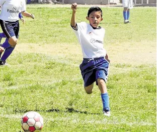  ??  ?? Los partidos de esta jornada se vivieron con mucha pasión por parte de todos los jugadores.