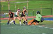  ?? SAM STEWART — DIGITAL FIRST MEDIA ?? Methacton’s Olivia Hoover goes toward goal while Phoenixvil­le goalie Tyler Hall slides in and Kyra Trafford (13) defends.