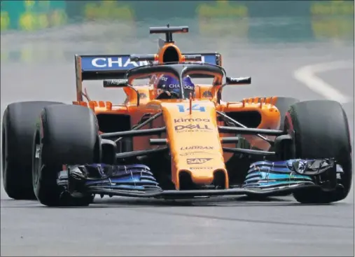  ??  ?? CARRERA DIFÍCIL. Alonso pudo terminar de nuevo entre los diez primeros en una prueba que se le complicó con el toque en la salida.
