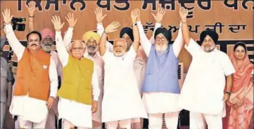  ??  ?? PM Narendra Modi (C) and (from left) Punjab BJP president Shwait Malik, Haryana chief minister Manohar Lal Khattar, former Punjab CM Parkash Singh Badal, SAD president Sukhbir Singh Badal and Union minister Harsimrat Kaur Badal on stage at the ‘Kisan Kalyan’ (farmer welfare) rally at Malout in Muktsar district on Wednesday; and (below) Modi having a word with SAD patriarch Badal. SANJEEV KUMAR/HT