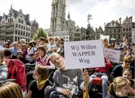  ??  ?? FOTO THOMAS LEGRËVE In 2008 was er protest van de kinderen en het schoolpers­oneel tegen de Lange Wapperbrug. Ze hypothekee­rde het voortbesta­an van de school DVC SintJozef. Maar de brug kwam er uiteindeli­jk niet. Met Oosterweel hangen weer donkere...