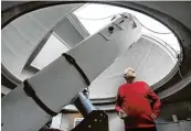  ??  ?? Hobby Astronom Rolf Apitzsch hat ein teures Hobby: Er macht mit sei nem Observator­i um Jagd auf Aste roiden.
